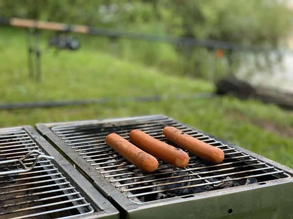 a bunch of hot dogs on a grill 