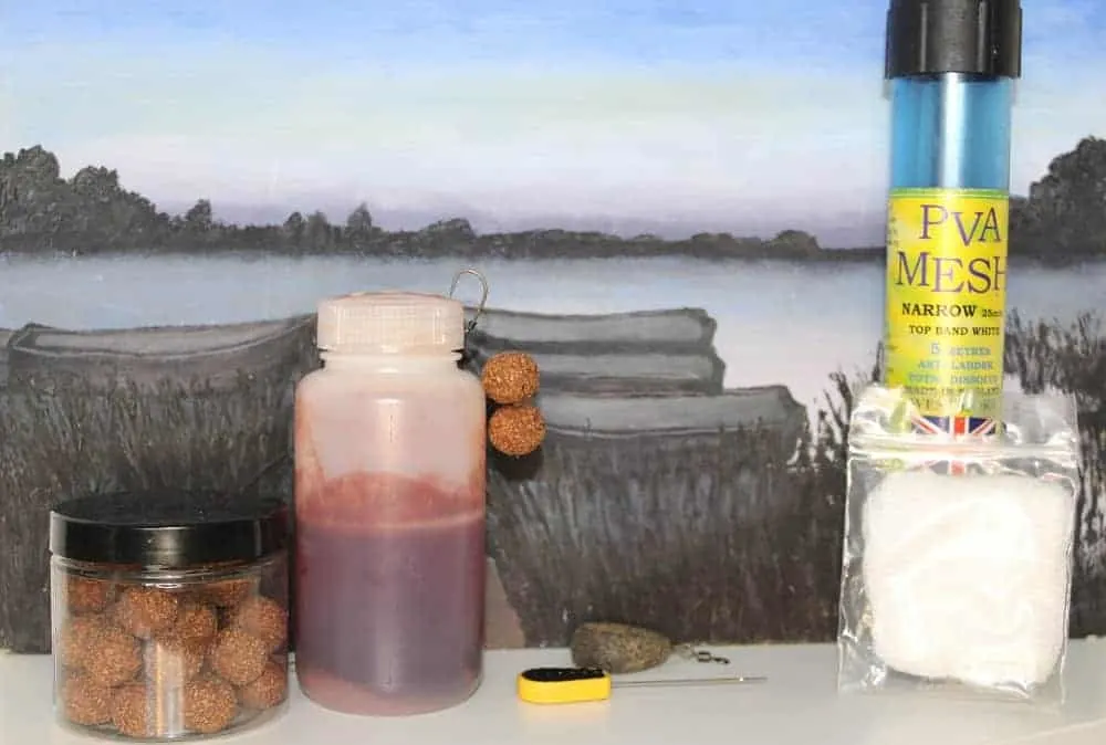an image of a boilie dip with a baited hair rig, a boilie need and pva string for carp fishing