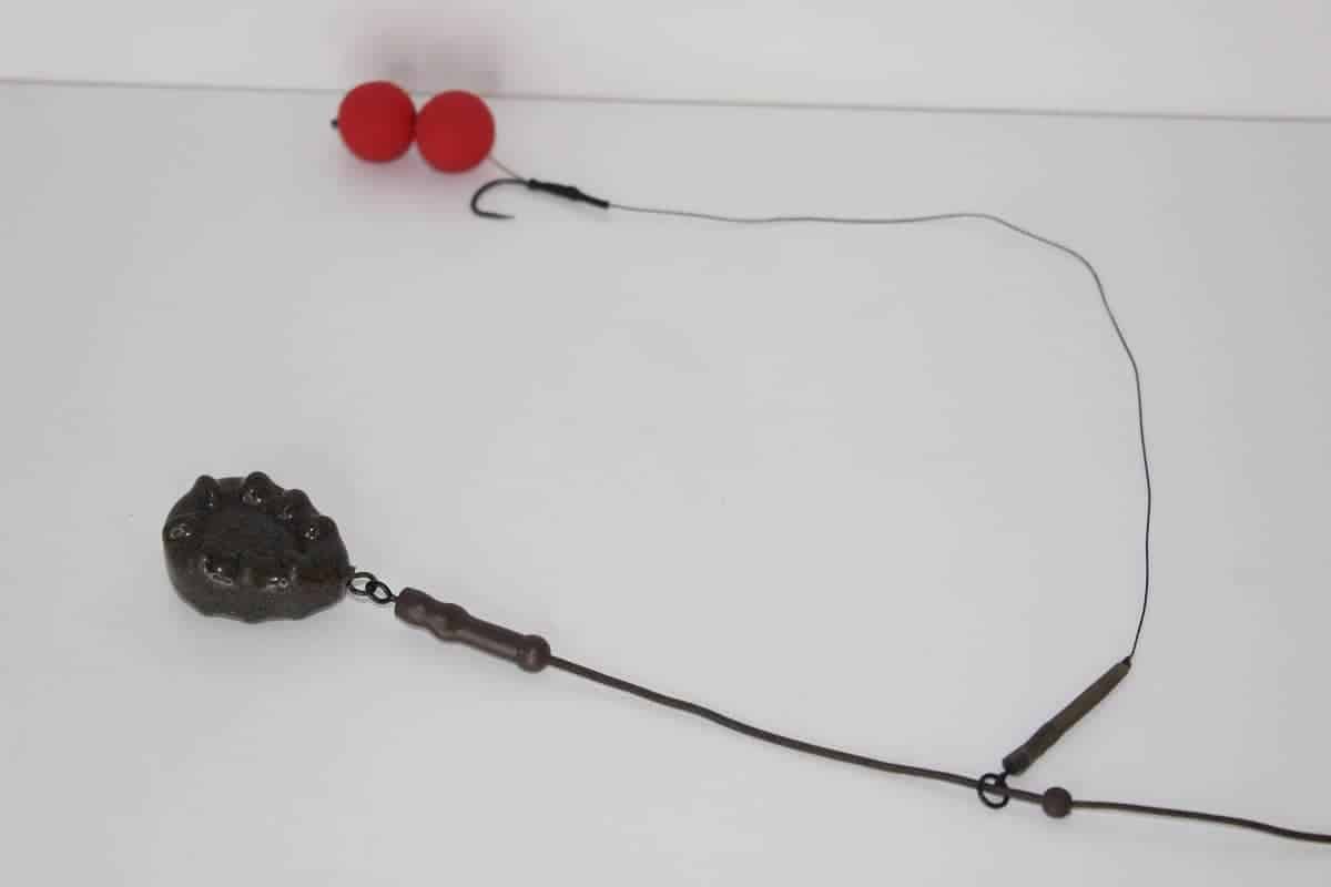 a heli rig with two bolies for carp fishing on the bottom