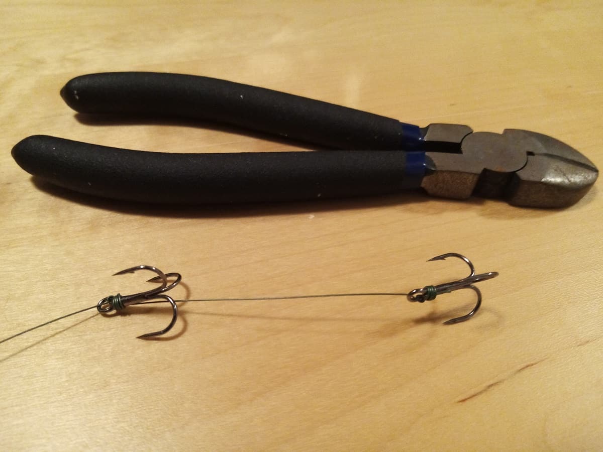 a tied wire trace with trebles for zander and a wire cutter