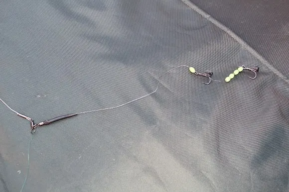 a wire trace with two trebles for pike fishing