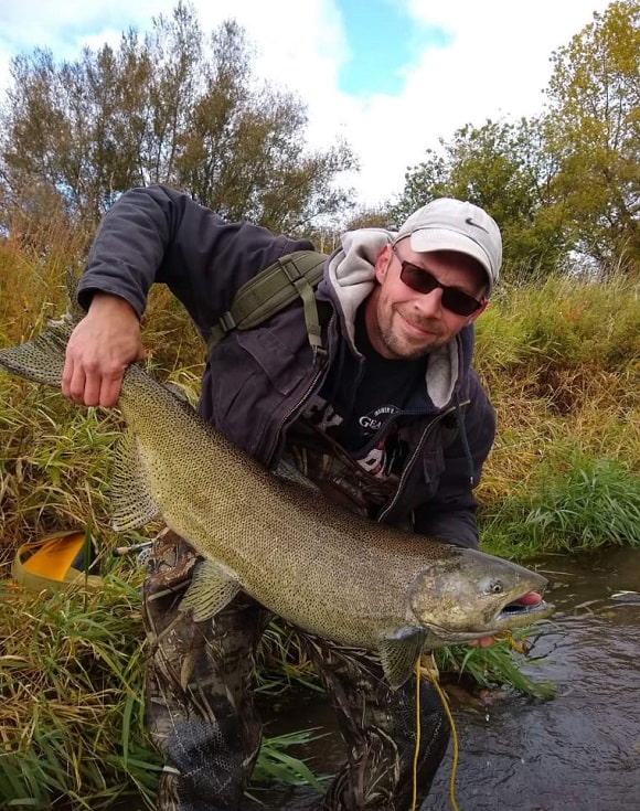 a happy angler with a huge Cowlitz chinook salmon